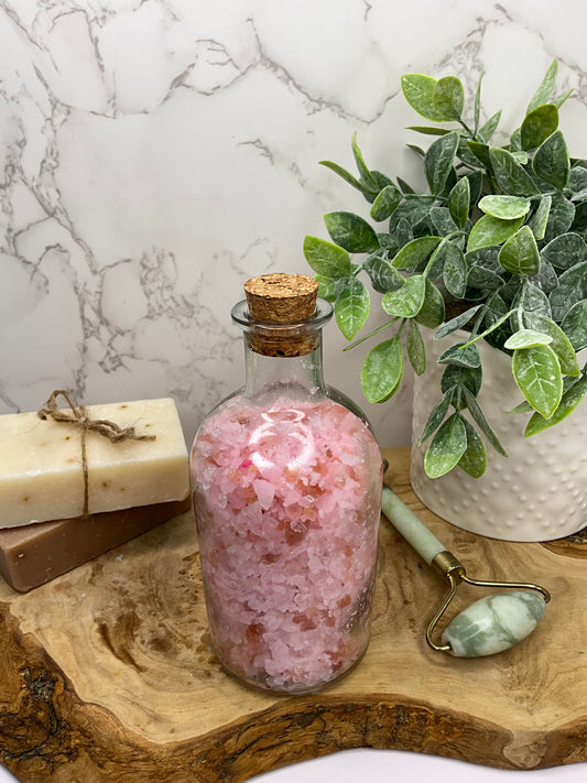 Jar filled with energizing bath salt soak in grapefruit, peppermint, and lavender blend for a refreshing and moisturizing bath experience.